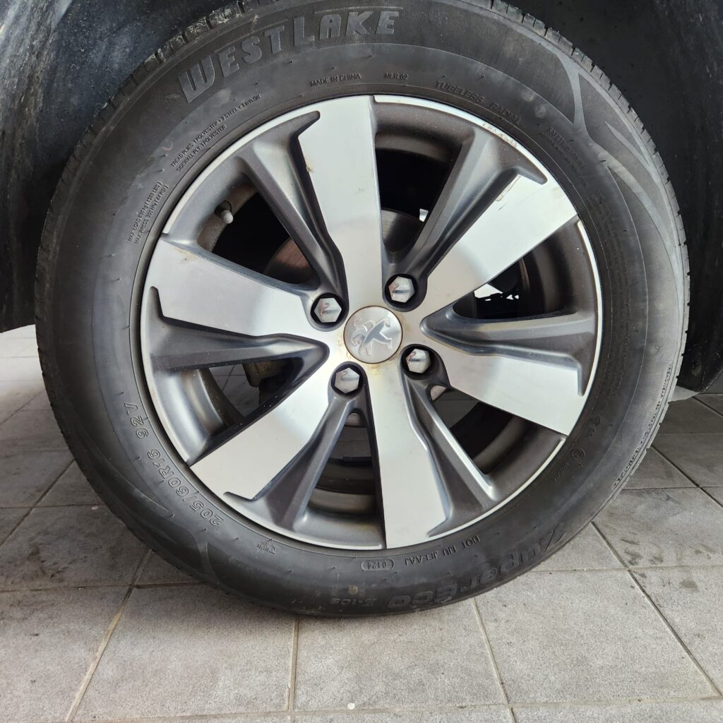 Peugeot 2008 Griffe com teto panoramico